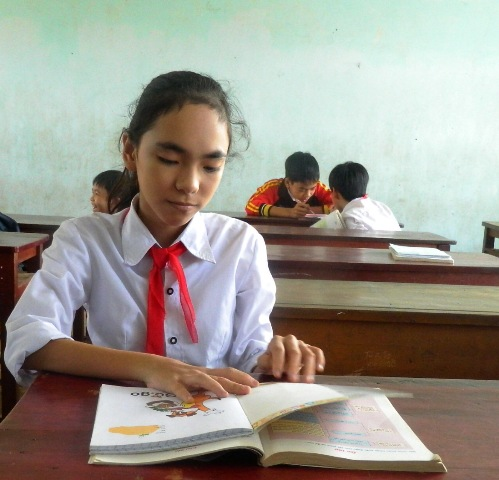 Nghị lực của nữ sinh đến trường trên lưng mẹ