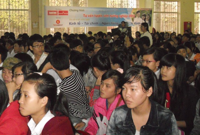 Bỏ hay không bỏ điểm sàn?