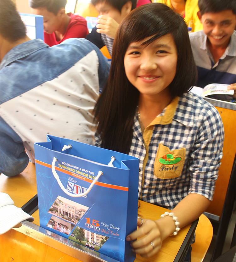 Trường Đại học Công nghệ Sài Gòn đón tiếp học sinh Trường THPT Long Khánh tỉnh Trà Vinh đến tham quan trường.