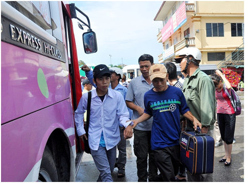 Kết thúc môn thi cuối, hàng ngàn sĩ tử lại hối hả về quê