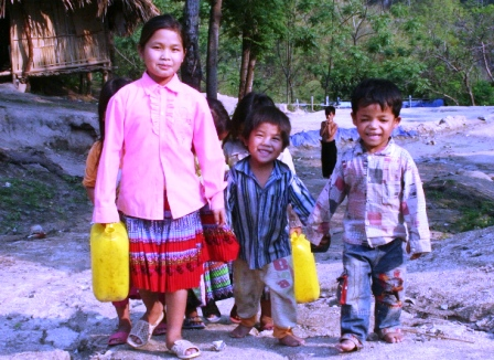 Cô bé 11 tuổi nuôi 5 em nhỏ ăn học