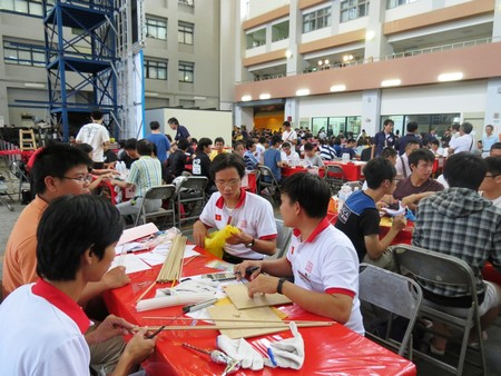 4 chàng SV giành giải thưởng cuộc thi “Thiết kế nhà chống động đất”