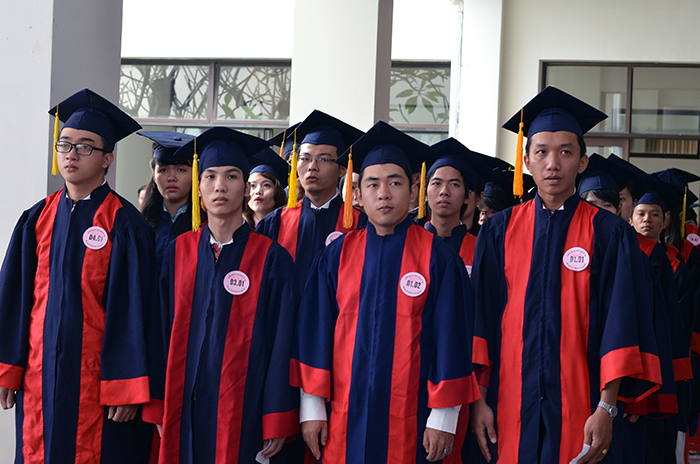 THÔNG BÁO VỀ VIỆC NHẬN HÌNH TỐT NGHIỆP NĂM 2013