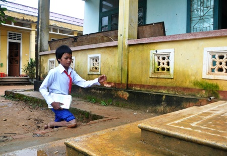 Khâm phục cậu học trò Vân Kiều đến trường bằng…đầu gối Khâm phục cậu học trò Vân Kiều đến trường bằng…đầu gối