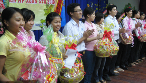 Đại học Công Nghệ Sài Gòn: Thăm và tặng quà Mẹ Việt Nam Anh Hùng nhân Tết Canh Dần 2010. Đại học Công Nghệ Sài Gòn: Thăm và tặng quà Mẹ Việt Nam Anh Hùng nhân Tết Canh Dần 2010.