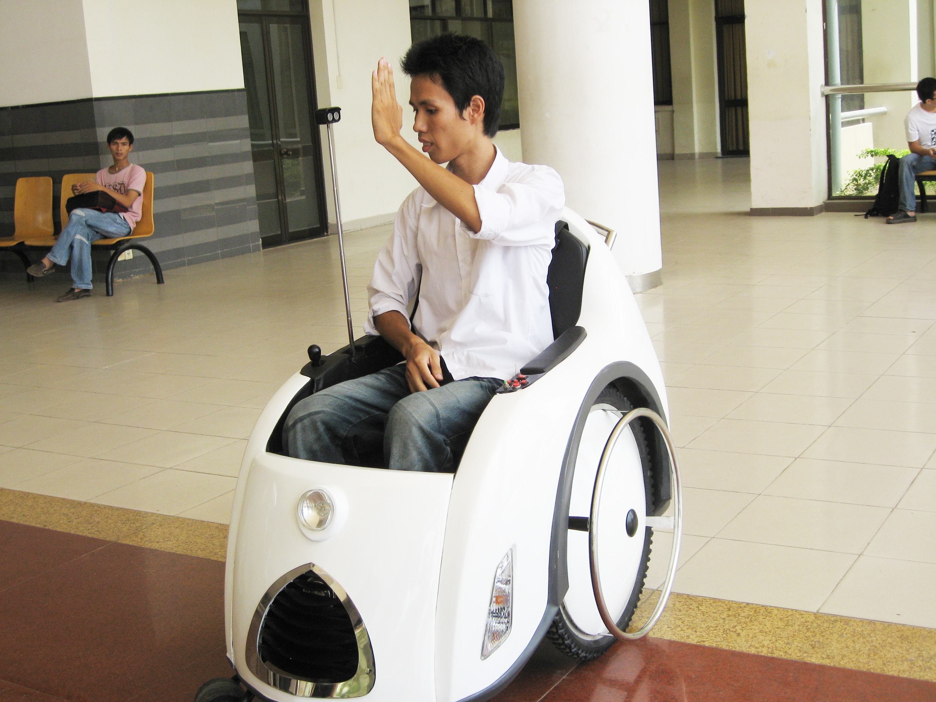 Xe lăn điều khiển bằng đầu - Phiên bản mới Xe lăn điều khiển bằng đầu - Phiên bản mới