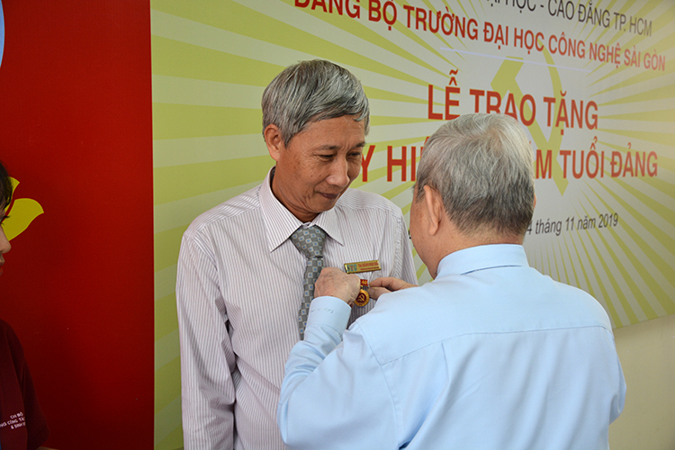 Đảng ủy tổ chức Lễ trao tặng Huy hiệu 40 năm tuổi Đảng đợt 7/11 Đảng ủy tổ chức Lễ trao tặng Huy hiệu 40 năm tuổi Đảng đợt 7/11