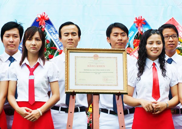 200 Triệu dành cho quỹ học bổng và nghiên cứu khoa học của sinh viên 200 Triệu dành cho quỹ học bổng và nghiên cứu khoa học của sinh viên