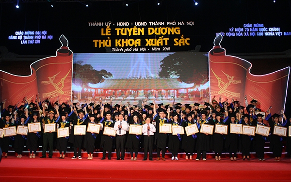 Hanoi to honour 100 outstanding valedictorians in Van Mieu Hanoi to honour 100 outstanding valedictorians in Van Mieu