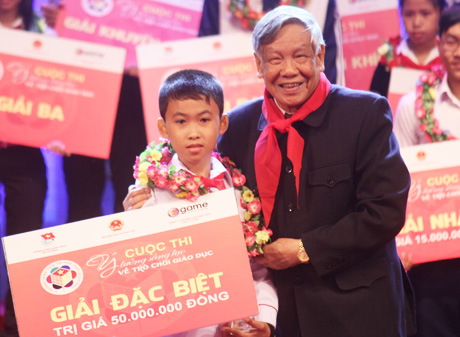 Cậu học trò nhí đoạt giải đặc biệt sáng tạo trò chơi giáo dục Cậu học trò nhí đoạt giải đặc biệt sáng tạo trò chơi giáo dục