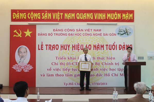 Trao Huy hiệu 60 năm tuổi Đảng cho NGƯT. PGS. TS. Huỳnh Xuân Đình Trao Huy hiệu 60 năm tuổi Đảng cho NGƯT. PGS. TS. Huỳnh Xuân Đình