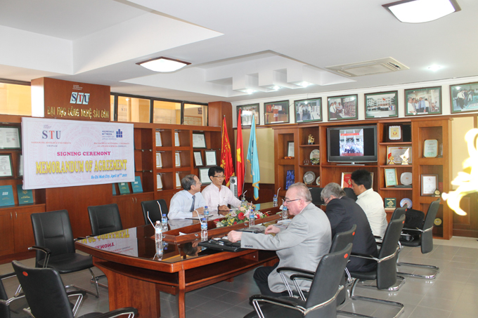 STU ký biên bản ghi nhớ về hợp tác đào tạo với Hochschule Mittweida – University of Applied Sciences - Đức STU ký biên bản ghi nhớ về hợp tác đào tạo với Hochschule Mittweida – University of Applied Sciences - Đức