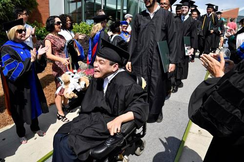 Vào giảng đường bằng xe lăn, 9X Việt trở thành “người hùng” trên đất Mỹ Vào giảng đường bằng xe lăn, 9X Việt trở thành “người hùng” trên đất Mỹ