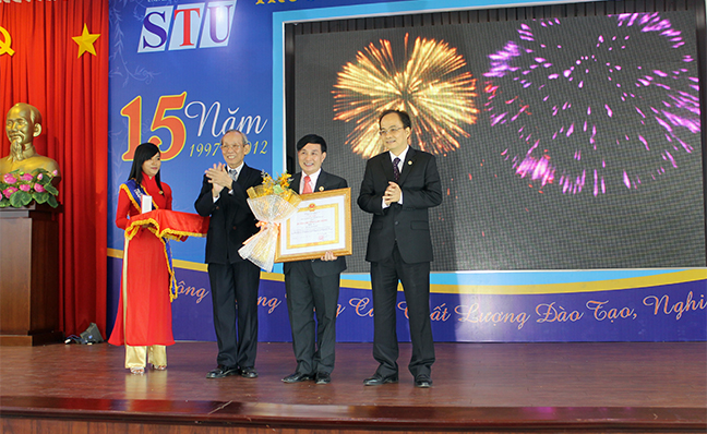 Chủ tịch HĐQT STU nhận Huân chương Lao động hạng ba Chủ tịch HĐQT STU nhận Huân chương Lao động hạng ba