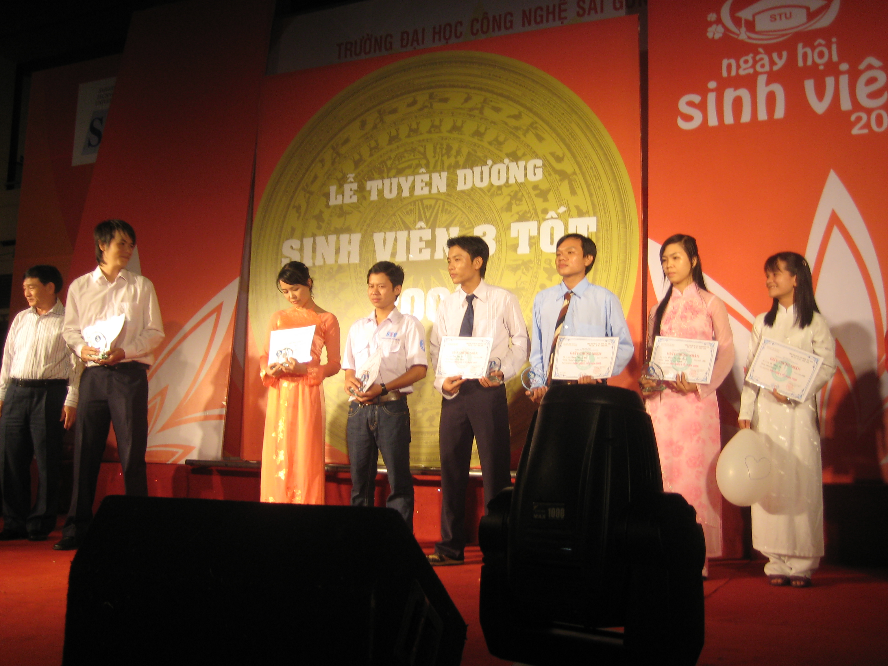 Trường ĐH Công nghệ Sài Gòn: Tuyên dương 45 gương “Sinh viên 3 tốt” năm 2009 Trường ĐH Công nghệ Sài Gòn: Tuyên dương 45 gương “Sinh viên 3 tốt” năm 2009