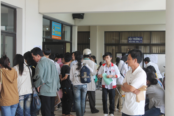 Tân sinh viên STU đến trường làm thủ tục nhập học Tân sinh viên STU đến trường làm thủ tục nhập học