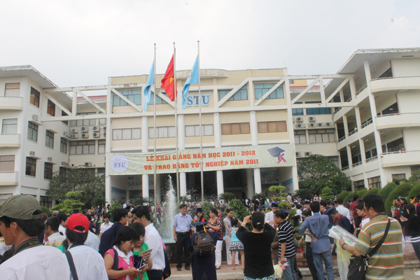 Lễ khai giảng và Trao bằng tốt nghiệp 2011 Lễ khai giảng và Trao bằng tốt nghiệp 2011