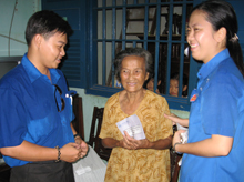 Đại học Công Nghệ Sài Gòn: Thăm và tặng quà Mẹ Việt Nam Anh Hùng. Đại học Công Nghệ Sài Gòn: Thăm và tặng quà Mẹ Việt Nam Anh Hùng.