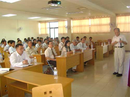 GS. TS Hsien P. Pao đến STU Báo cáo chuyên đề: “Intensive Nonlinear Internal Waves in Oceans” GS. TS Hsien P. Pao đến STU Báo cáo chuyên đề: “Intensive Nonlinear Internal Waves in Oceans”