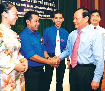 Đảng viên trẻ dấn thân để góp sức xây dựng đất nước Đảng viên trẻ dấn thân để góp sức xây dựng đất nước