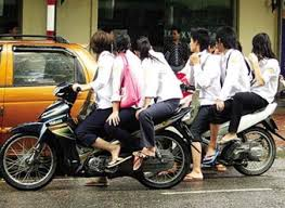 Xử lý nghiêm học sinh, sinh viên vi phạm luật giao thông Xử lý nghiêm học sinh, sinh viên vi phạm luật giao thông