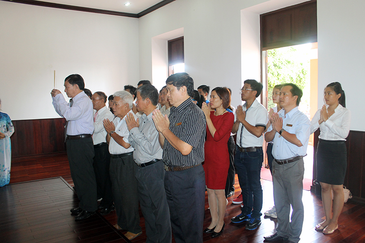 Đảng bộ Trường ĐH Công Nghệ Sài Gòn dâng hương, dâng hoa lên tượng đài Bác Hồ, Bác Tôn Đảng bộ Trường ĐH Công Nghệ Sài Gòn dâng hương, dâng hoa lên tượng đài Bác Hồ, Bác Tôn