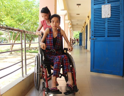 Nữ sinh đất võ ngồi xe lăn vào đại học Nữ sinh đất võ ngồi xe lăn vào đại học