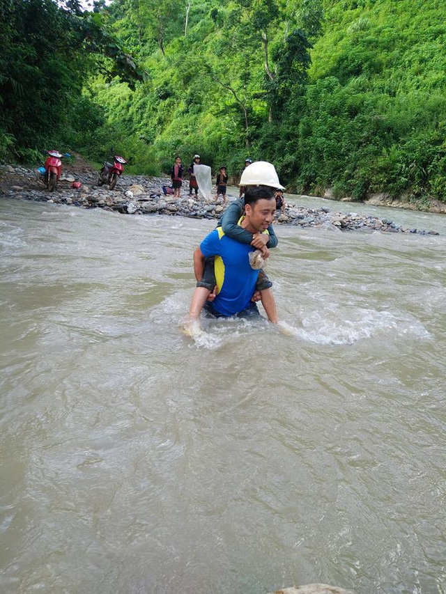 Thầy giáo gãy xe, lội suối… cõng học sinh đến trường khai giảng Thầy giáo gãy xe, lội suối… cõng học sinh đến trường khai giảng