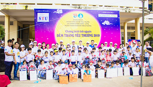 Đoàn - Hội Sinh viên khoa CNTP tổ chức Đêm hội trăng rằm thiếu nhi tại Tiền Giang Đoàn - Hội Sinh viên khoa CNTP tổ chức Đêm hội trăng rằm thiếu nhi tại Tiền Giang