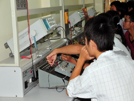 Điện tử - Viễn thông: Ngành học của sự đam mê và tính sáng tạo Điện tử - Viễn thông: Ngành học của sự đam mê và tính sáng tạo