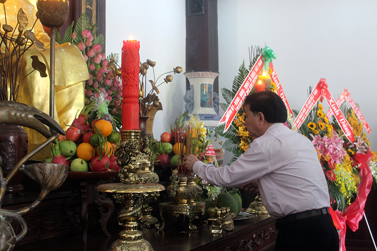 Đoàn đại biểu STU dâng hương Bác Hồ tại Bến Nhà Rồng Đoàn đại biểu STU dâng hương Bác Hồ tại Bến Nhà Rồng