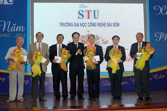 7 cá nhân của STU được trao tặng huy hiệu thành phố Hồ Chí Minh