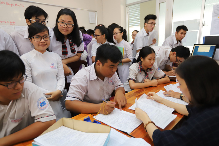 Điểm chuẩn dự kiến tăng, thí sinh 'chạy đua' điều chỉnh nguyện vọng xét tuyển? Điểm chuẩn dự kiến tăng, thí sinh 'chạy đua' điều chỉnh nguyện vọng xét tuyển?