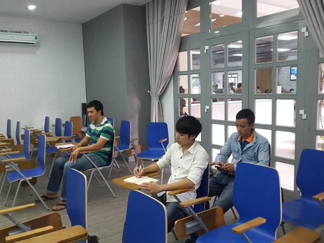 Ngày hội nghề nghiệp: Sinh viên đến nhận quà, nghe hát rồi... về Ngày hội nghề nghiệp: Sinh viên đến nhận quà, nghe hát rồi... về