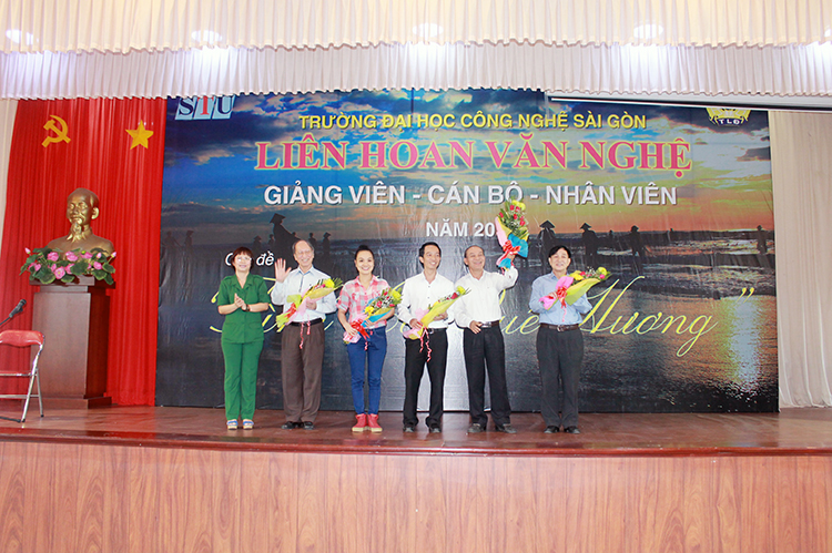 Liên hoan văn nghệ GV-CB-NV năm 2013