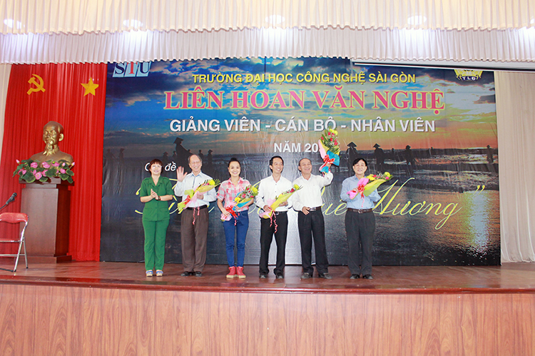 Liên hoan văn nghệ GV-CB-NV năm 2013 Liên hoan văn nghệ GV-CB-NV năm 2013