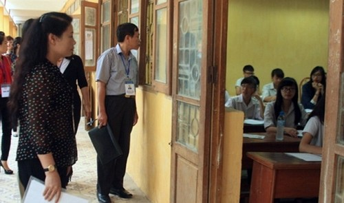 Hanoi proctors to be punished for ignoring exam cheating Hanoi proctors to be punished for ignoring exam cheating