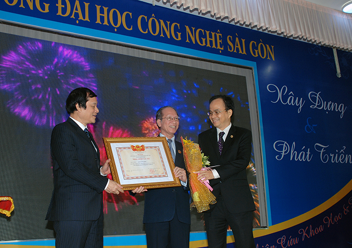 Hiệu trưởng STU được phong tặng danh hiệu Nhà giáo Ưu tú Hiệu trưởng STU được phong tặng danh hiệu Nhà giáo Ưu tú