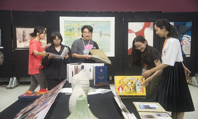 Triển lãm mỹ thuật khoa Design lần thứ 2 – chủ đề “Gương” Triển lãm mỹ thuật khoa Design lần thứ 2 – chủ đề “Gương”