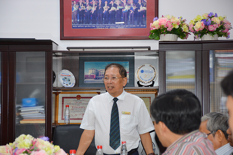 Thầy Hiệu trưởng gặp gỡ tuyên dương thành viên các đội tuyển Thầy Hiệu trưởng gặp gỡ tuyên dương thành viên các đội tuyển