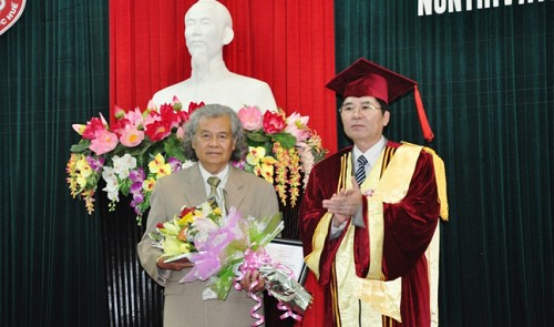 Vietnam college awards honorary doctorate to Thai artist Vietnam college awards honorary doctorate to Thai artist