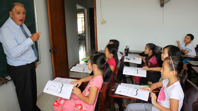 Ông giáo Tây dạy miễn phí cho trẻ em nghèo Ông giáo Tây dạy miễn phí cho trẻ em nghèo