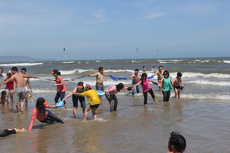 Nữ cán bộ, giảng viên và nhân viên tham gia chuyến du lịch tại biển Vũng Tàu. Nữ cán bộ, giảng viên và nhân viên tham gia chuyến du lịch tại biển Vũng Tàu.