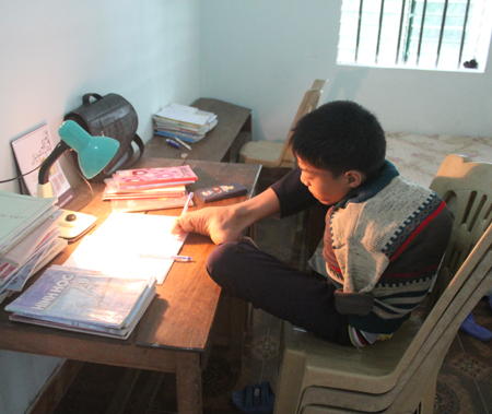 Khâm phục ý chí của cậu bé mồ côi không tay Khâm phục ý chí của cậu bé mồ côi không tay