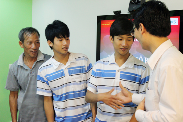 Thủ khoa ĐH Y trải lòng việc bố sống trong cống nuôi 4 con học ĐH Thủ khoa ĐH Y trải lòng việc bố sống trong cống nuôi 4 con học ĐH