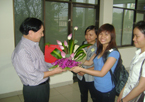 The students offer flowers to The Chairman of BOD