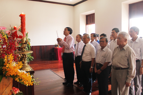 Lãnh đạo và sinh viên Trường đại học Công Nghệ Sài Gòn dâng hương Bác tại Bảo tàng Hồ Chí Minh