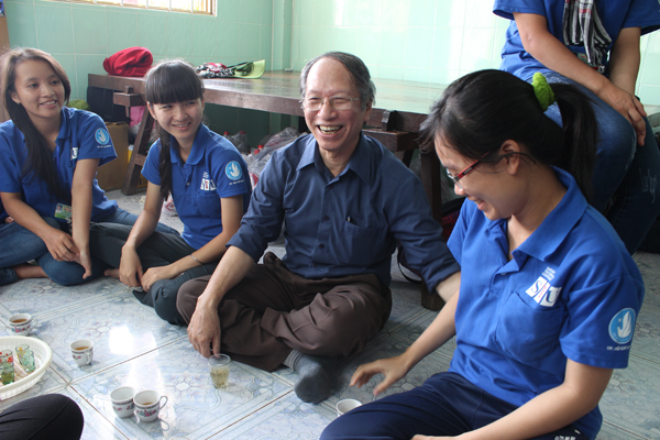 GS, TS. Đào Văn Lượng - Hiệu trưởng nhà trường thăm chiến sĩ Mùa hè xanh