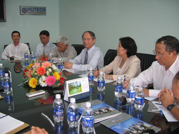 Lãnh đạo Trường Đại học Công nghệ Sài Gòn đi thăm Trường Đại học Kỹ thuật Công nghệ Tp Hồ Chí Minh