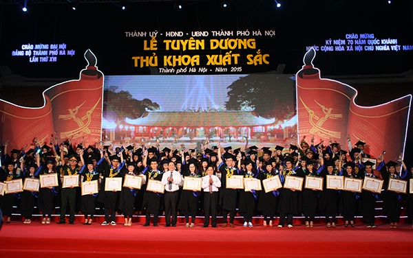 Hanoi to honour 100 outstanding valedictorians in Van Mieu